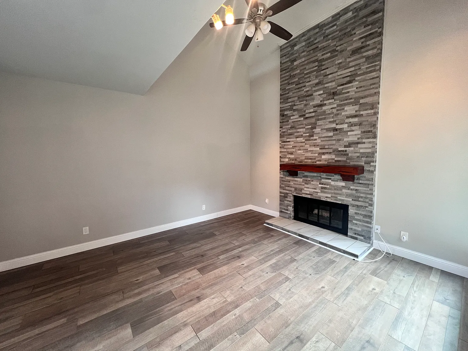 1 bed, 1.5 bath, 928 sqft, $1,499 — Photo 2