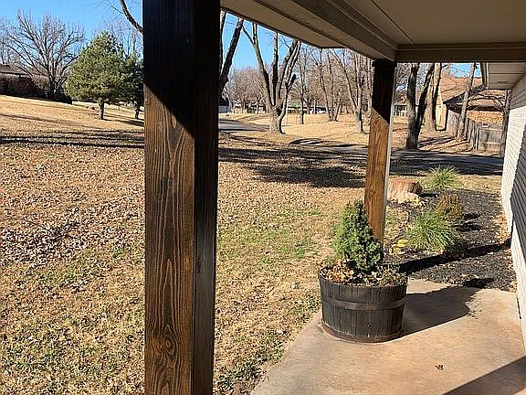 3rd image of 2901 Meadowlark Ln