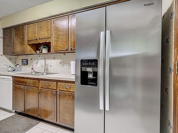 5th image of 1748 Papaya Dr N