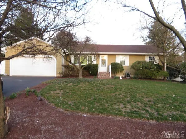 4 Maple Ave, Plainsboro, NJ 08536