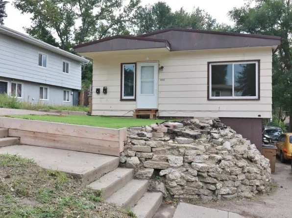 1112 10th St NW, Minot, ND 58703