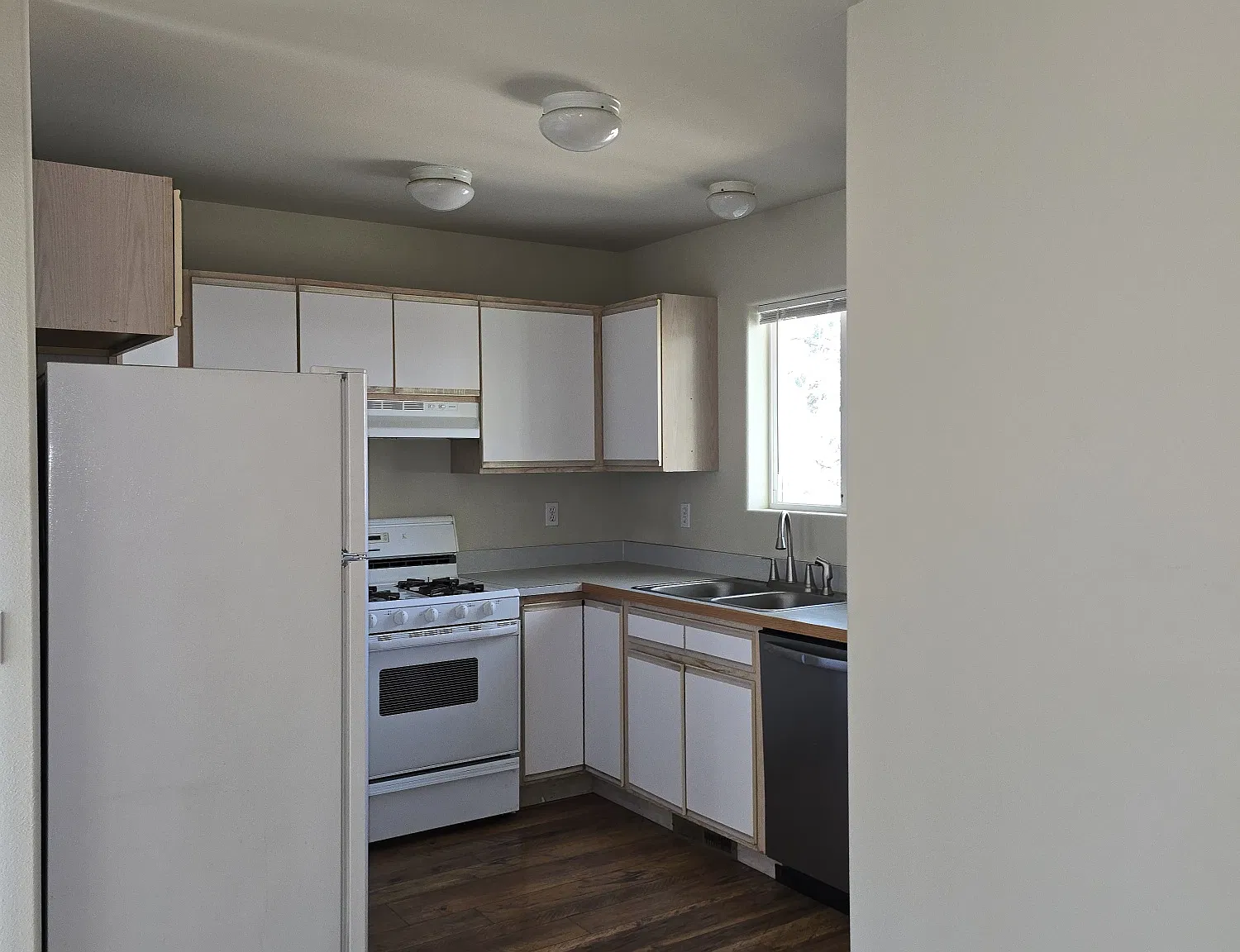 2 bed, 2.5 bath, 1060 sqft, $2,200 — Photo 2