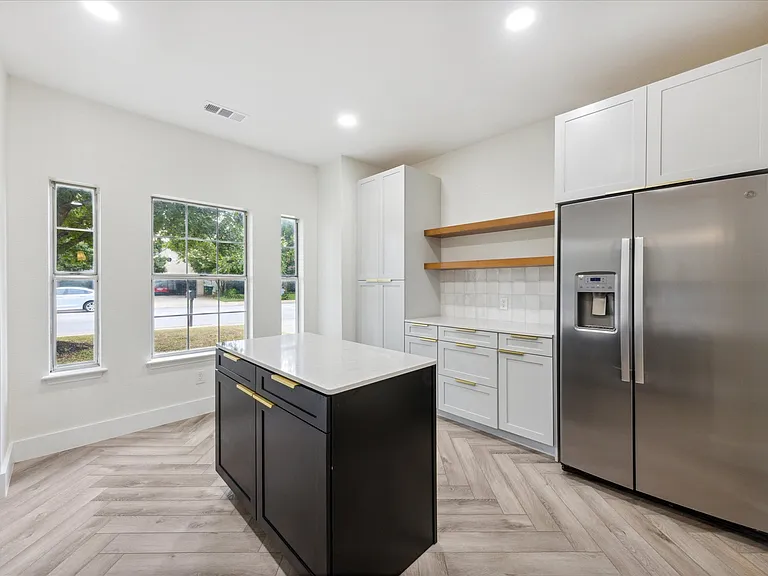 211 N Blue Ridge Pkwy — Photo 7