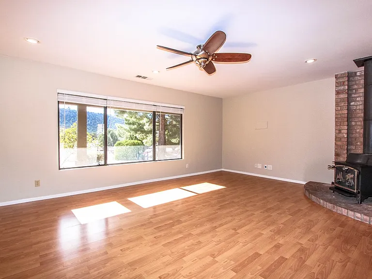 125 Ross Rd — Photo 2