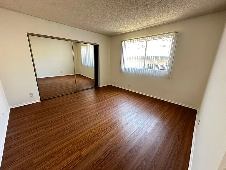 445 E Tujunga Ave — Photo 10