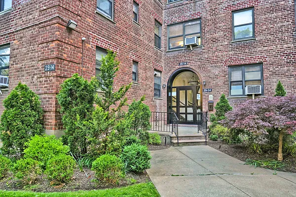 Sold by Chous Realty Group Inc | media 25