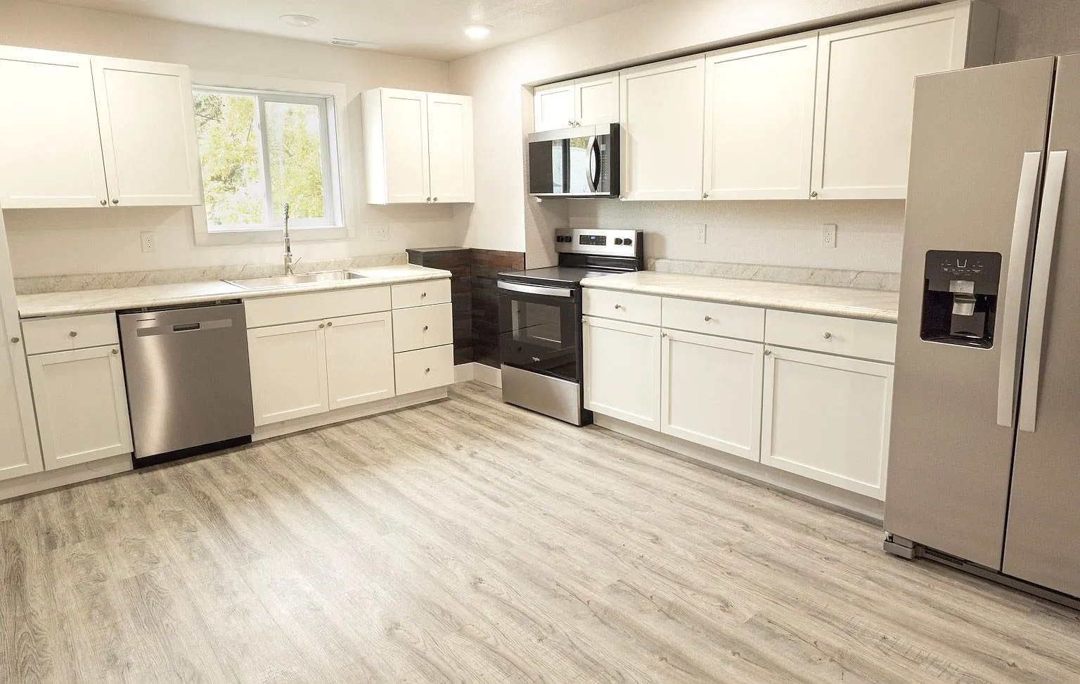 611 Railroad Ave — Photo 2