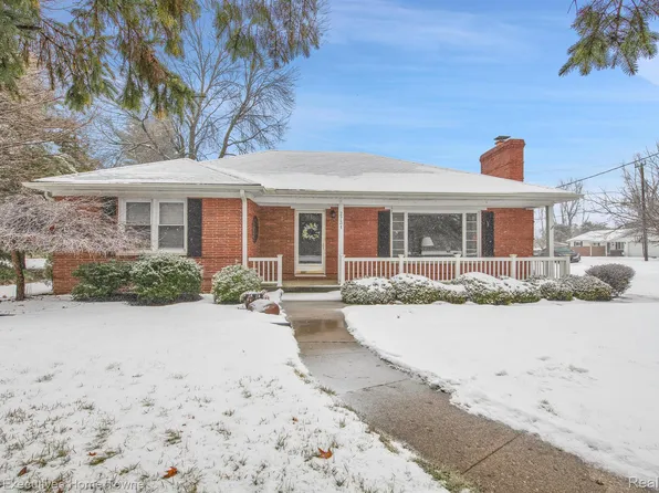 2731 Keewahdin Rd, Fort Gratiot, MI 48059