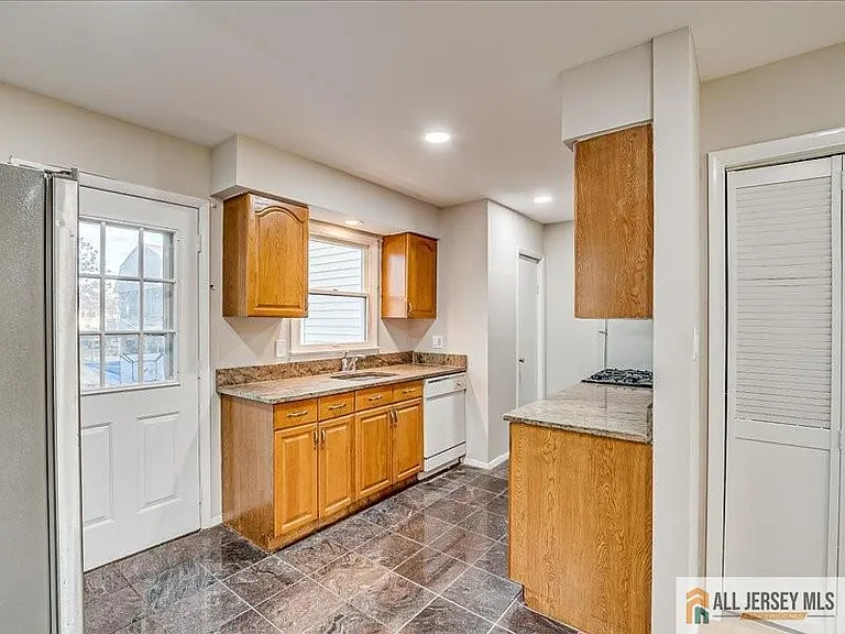 11 Hyde Ave — Photo 6
