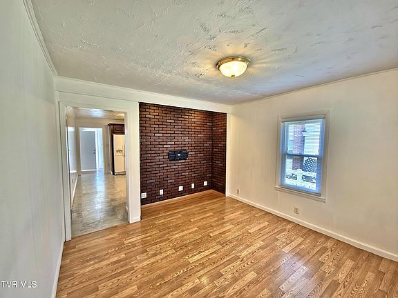 4th image of 1009 Riverside Ave