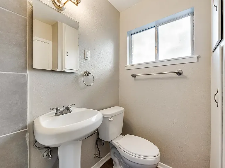 7102 Glenview Dr #204 — Photo 3