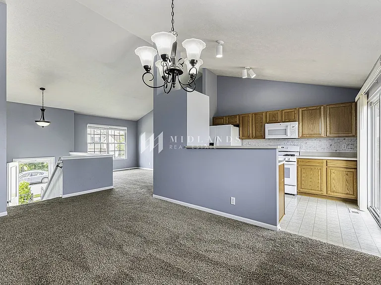 2704 Michaela St — Photo 3