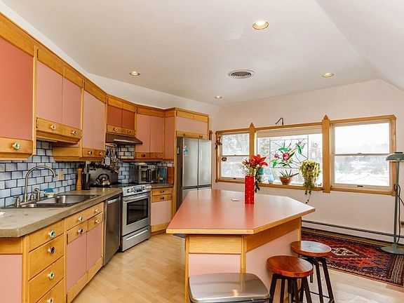 2nd image of 14 Travers St