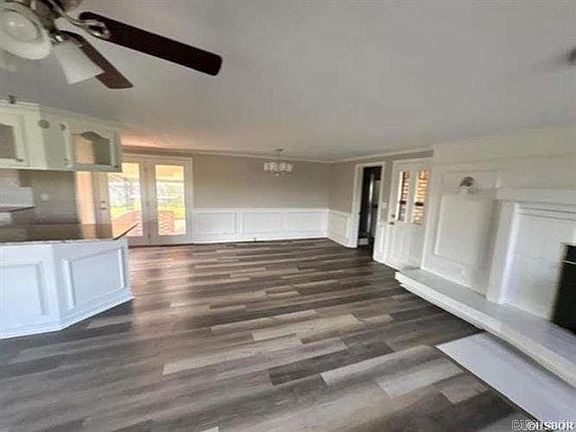 4th image of 202 W 1st St