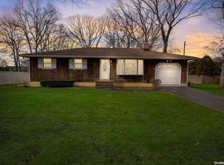 8 Peekskill Ave, Patchogue, NY 11772