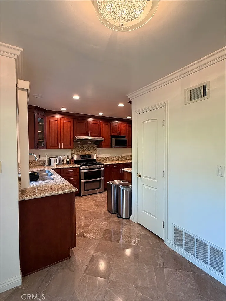 2 bed, 2.5 bath, 1994 sqft, $5,350 — Photo 4