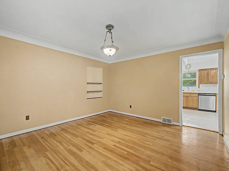 21236 Outer Dr — Photo 10