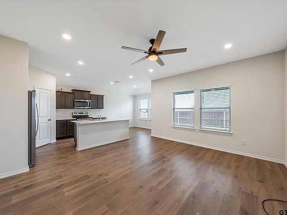 5th image of 1006 Hidden Valley Dr