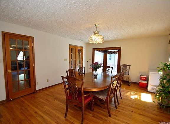 4th image of 835 Kentwood Cir