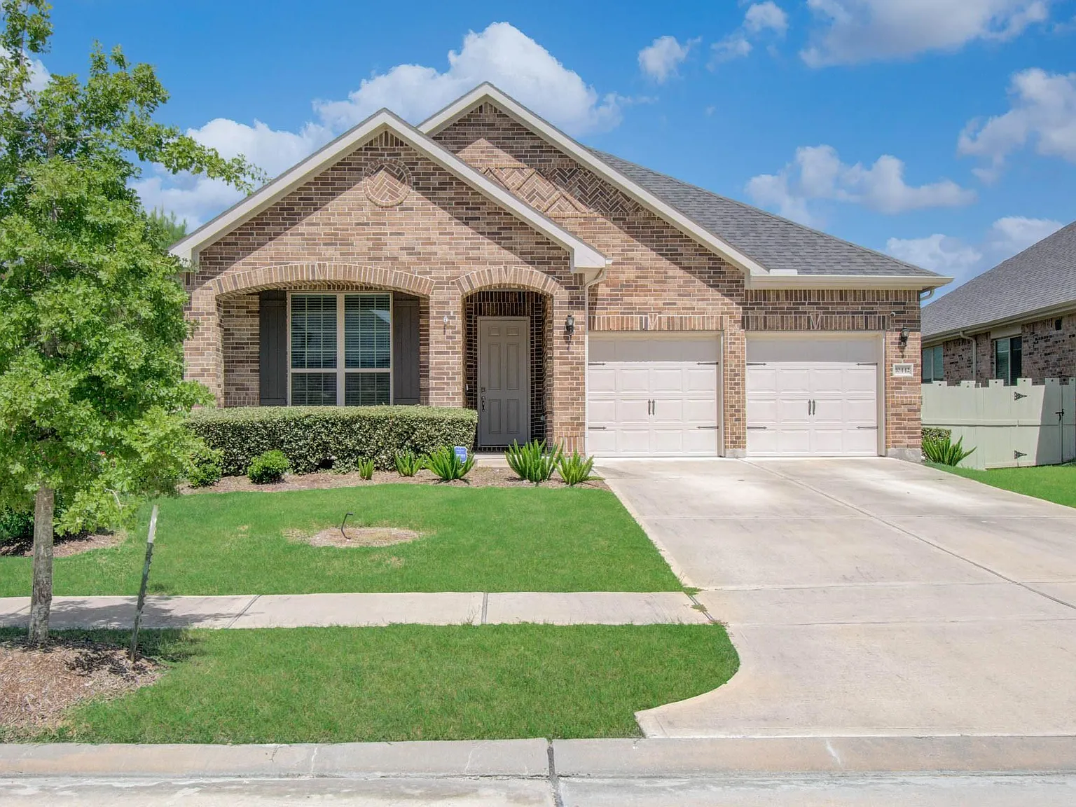 3 bed, 2.0 bath, 1924 sqft, $2,400 — Photo 1