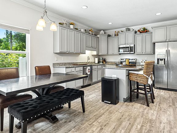 3rd image of 227 Stonegate Dr