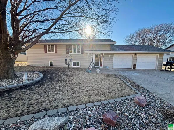 1031 Southdale Dr, Le Mars, IA 51031