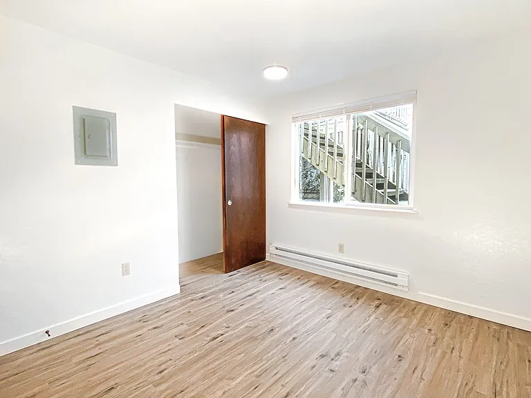 Spacious 2 Bedroom - Excellent Location! — Photo 9