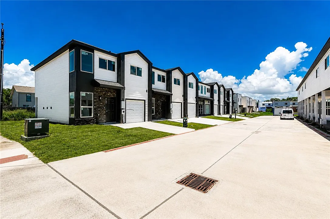 3 bed, 2.5 bath, 1464 sqft, $1,995 — Photo 2