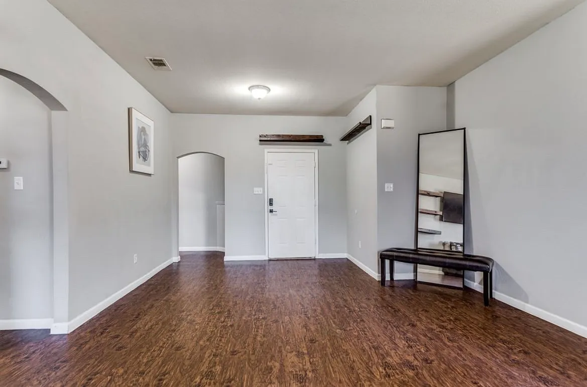 3 bed, 1306 sqft, $1,799 — Photo 4