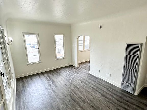 4th image of 821 S Wilton Pl #109