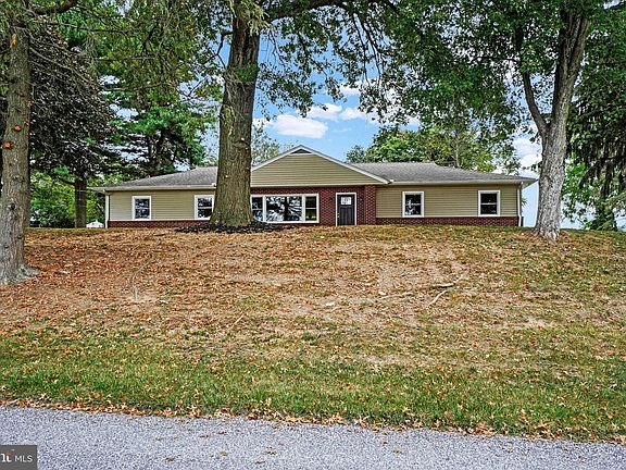 4th image of 672 Laurel Hill Dr