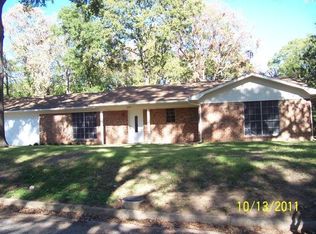 204 Juniper Dr, Palestine, TX 75803