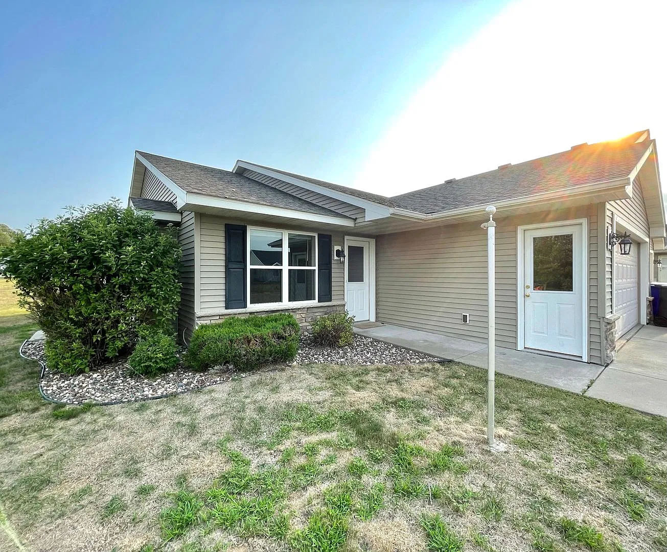 2 Bedroom, 1.5 Bath Town Home — Photo 2