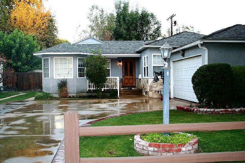 Encino Adj.-Lovely Family Home on Tree-Lined Street