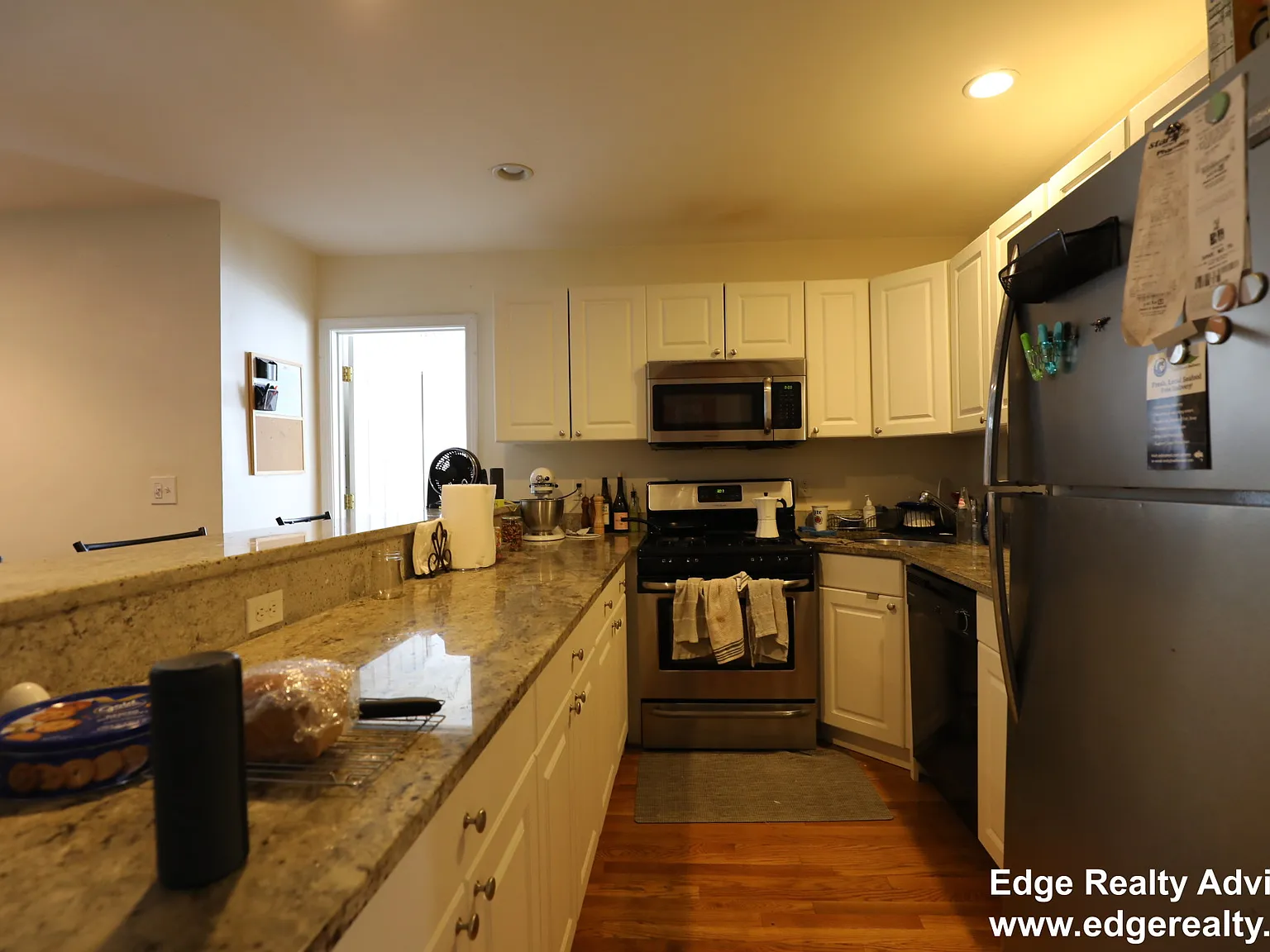 3 bed, 900 sqft, $5,035 — Photo 3