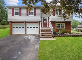16 Wordsworth Ln, Phillipsburg, NJ 08865