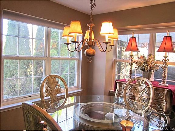 3rd image of 1407 Glenview Dr