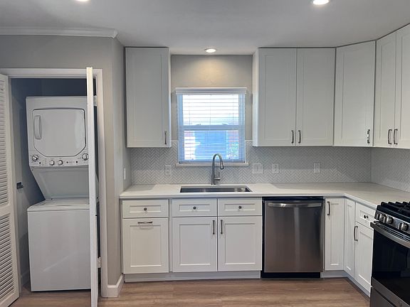 Washer/dryer included