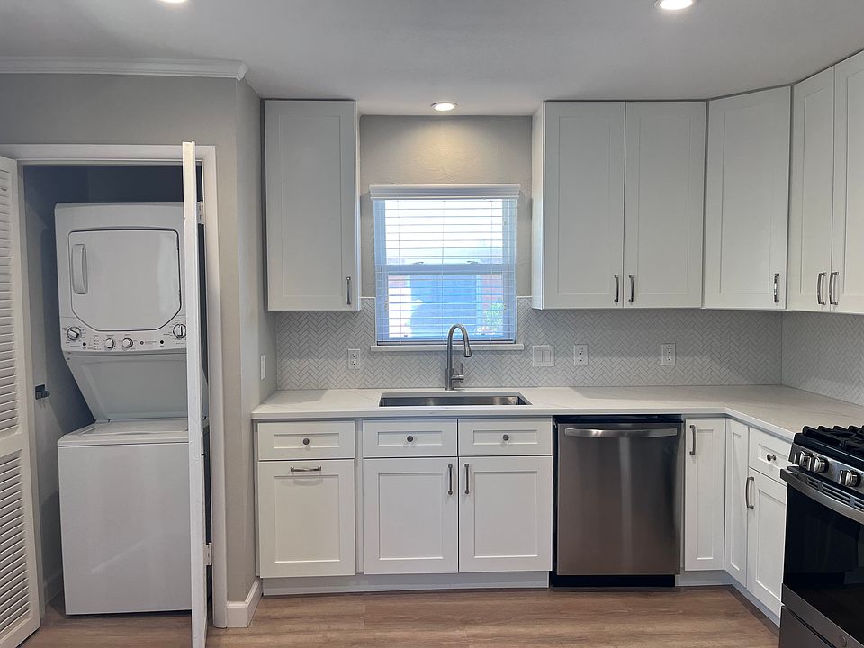 Washer/dryer included