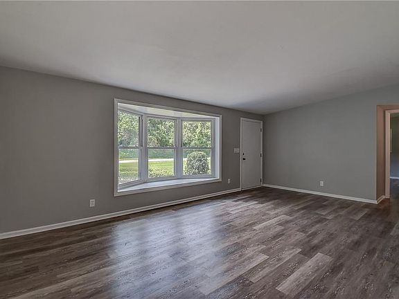 3rd image of 1006 W River Dr