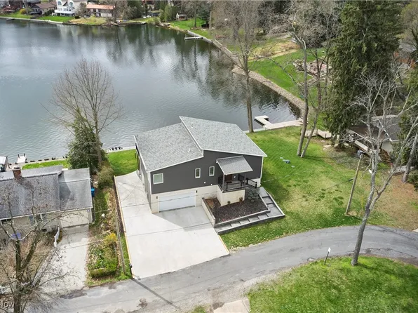 810 Point Dr, Akron, OH 44319