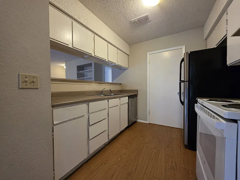 11900 Alpheus Ave #B — Photo 6