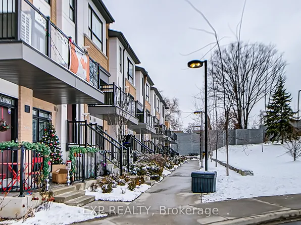 90 Canon Jackson Dr #62, Toronto, ON M6M 0C1