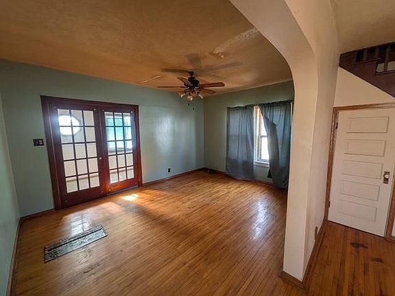 3rd image of 205 Birch St E