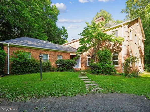 9935 Highland Dr, Marshall, VA 20115