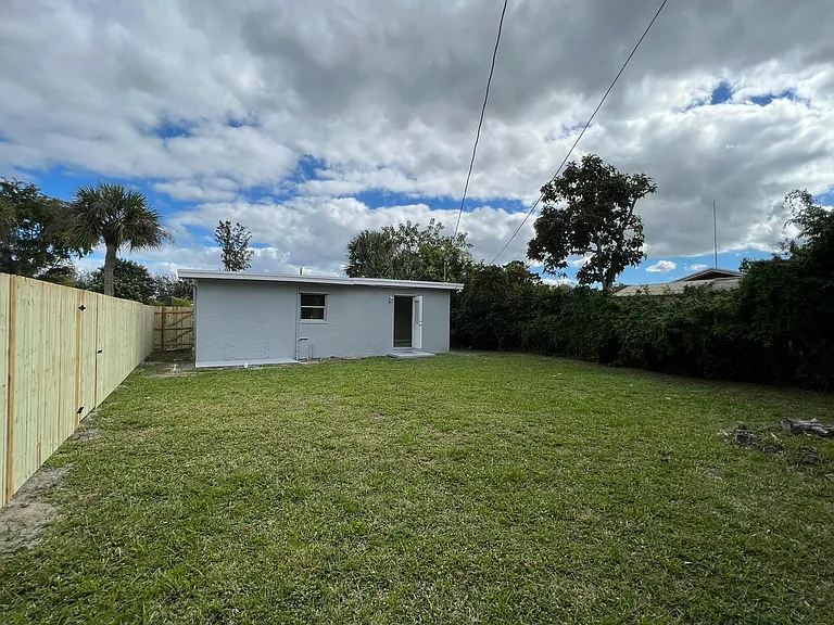 1883 Breezy Ln — Photo 19
