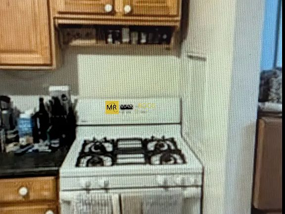 5th image of 15 Laurel St