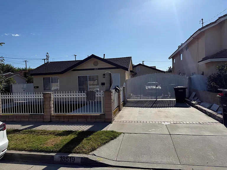 18519 Seine Ave — Photo 2