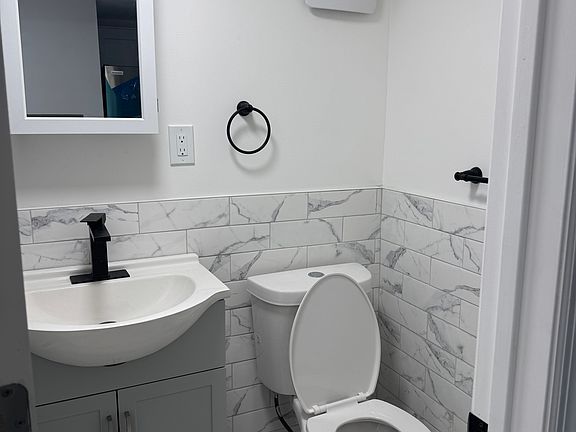 2nd image of 18 Hodges Pl #1