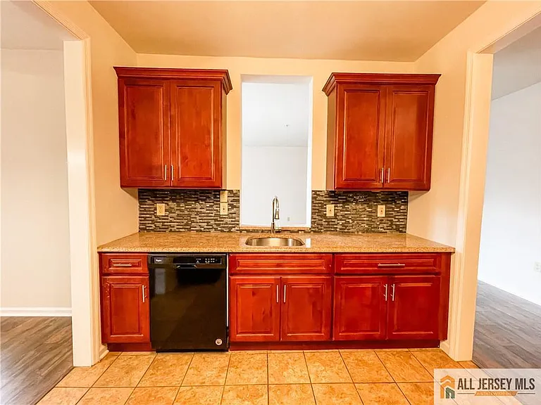 105 Regency Pl — Photo 8